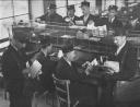 Listonoši z poštovního úřadu Praha 14 se připravují na pochůzku, 1946 - 