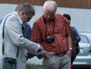 08 - Ředitelé Jan Galuška a Miroslav Kramoliš zatím dumali nad směrem letu. - Na snímku ředitel Poštovního muzea Jan Galuška (vlevo) s provozním ředitelem Regionu Jižních Čechy Miroslavem Kramolišem.